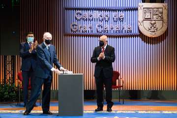 El Cabildo entrega sus honores y distinciones a 19 personas y entidades por su labor en favor de la sociedad grancanaria/TA.